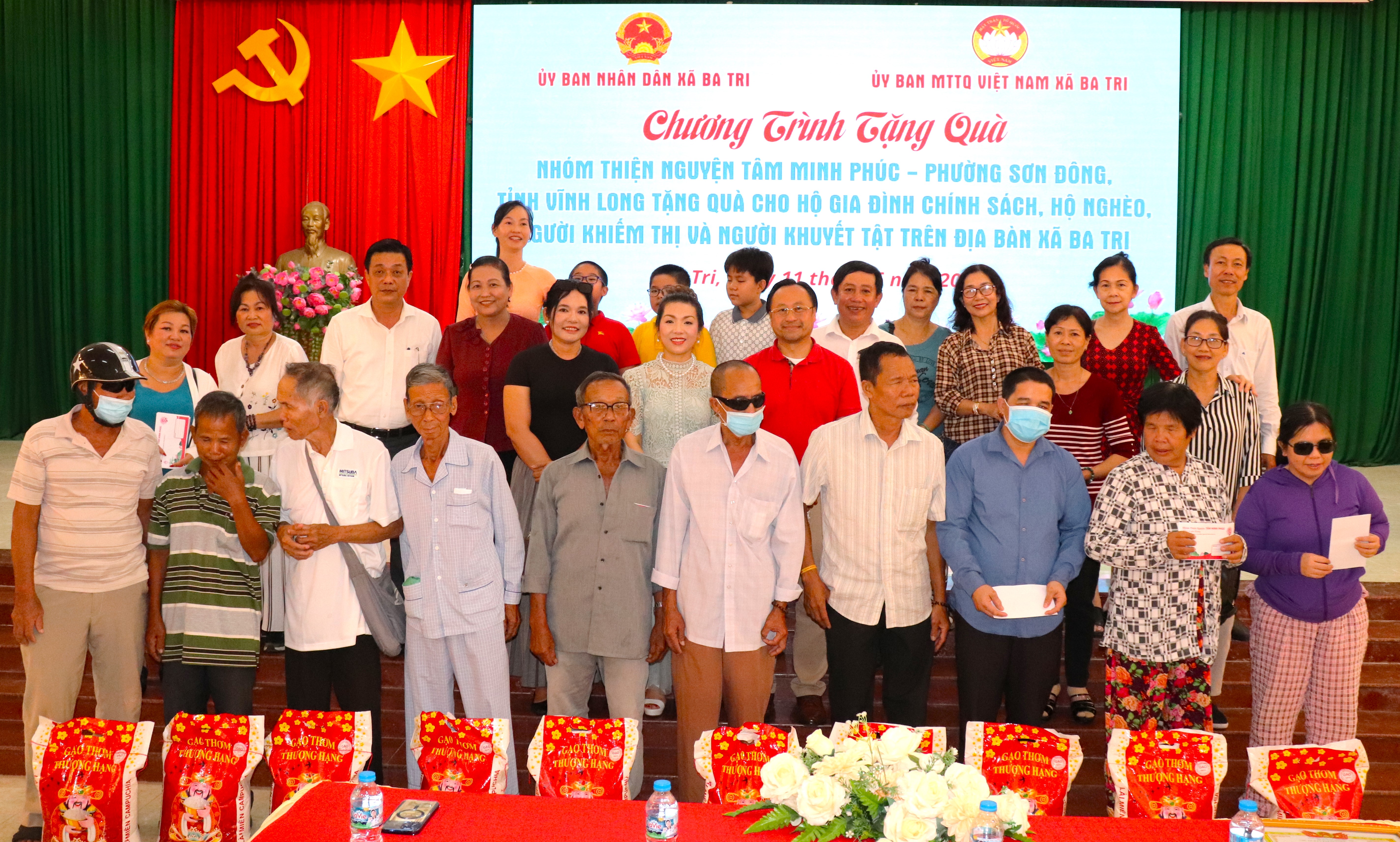 Nhóm thiện nguyện Tâm Minh Phúc tặng 749 gia đình chính sách khó khăn, hộ nghèo, người khiếm thị, người khuyết tật xã Ba Tri