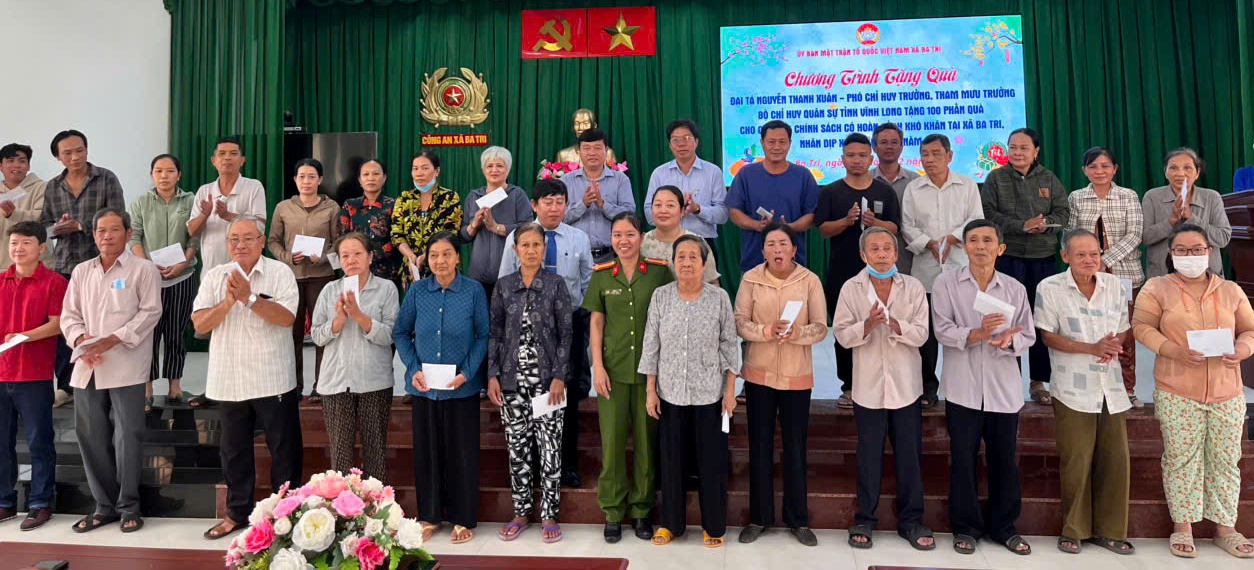 Trao tặng quà Tết cho gia đình chính sách khó khăn trên địa bàn xã Ba Tri