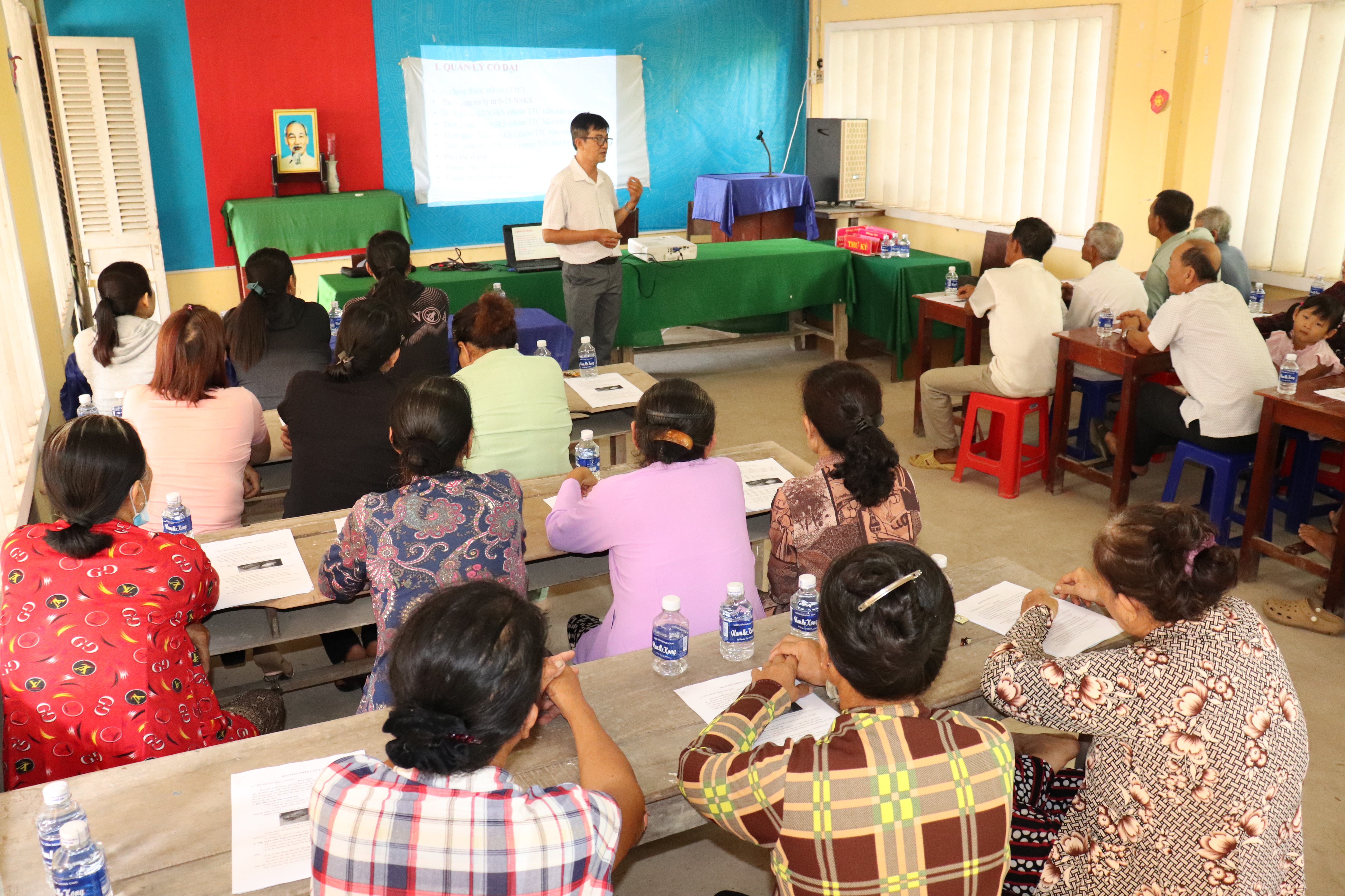 Tập huấn kỹ thuật chăm sóc và phòng trừ sâu bệnh trên xây lúa