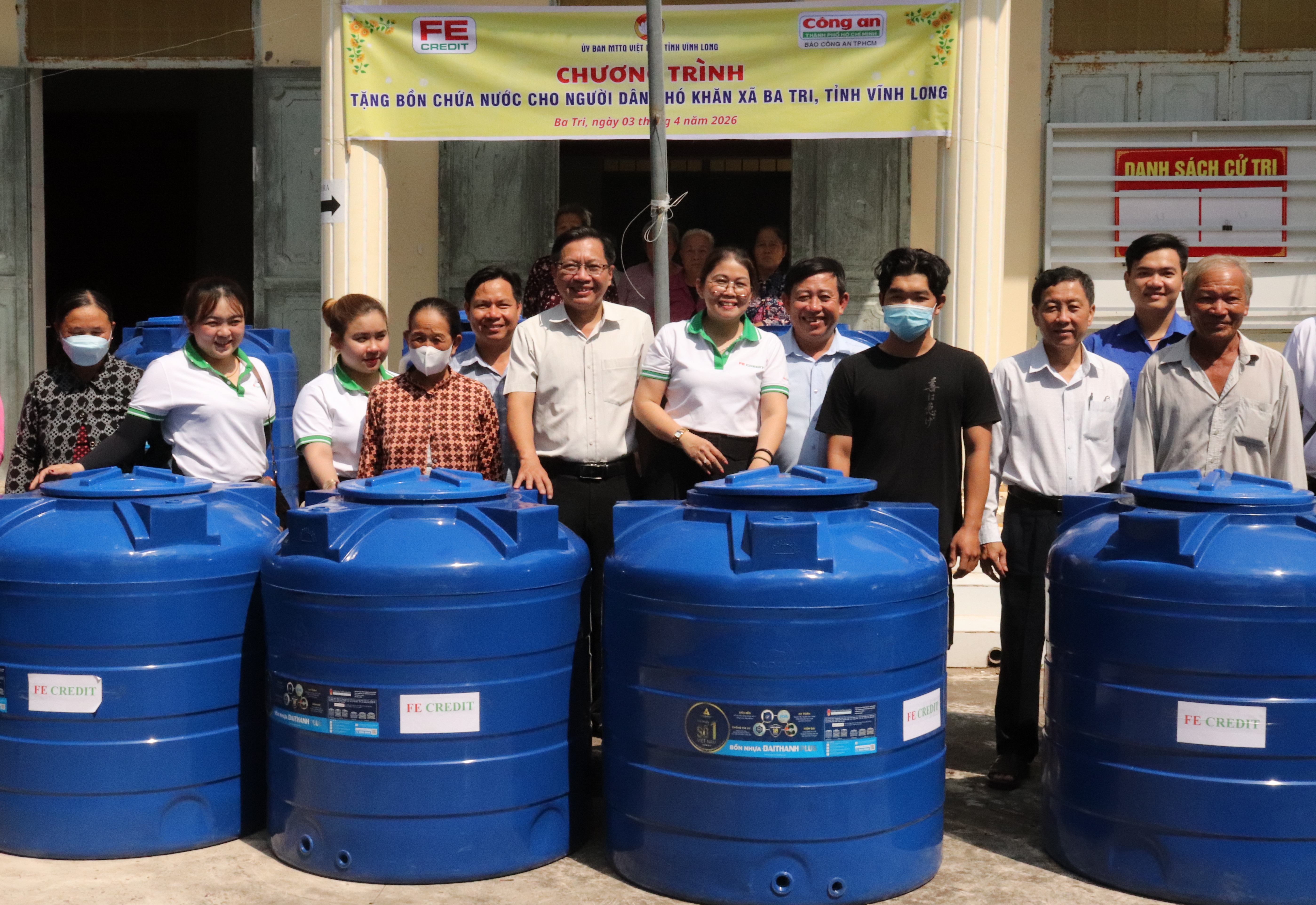 Mặt trận Tổ quốc Việt Nam tỉnh Vĩnh Long tặng bồn nhựa, nhà đại đoàn kết cho hộ nghèo xã Ba Tri