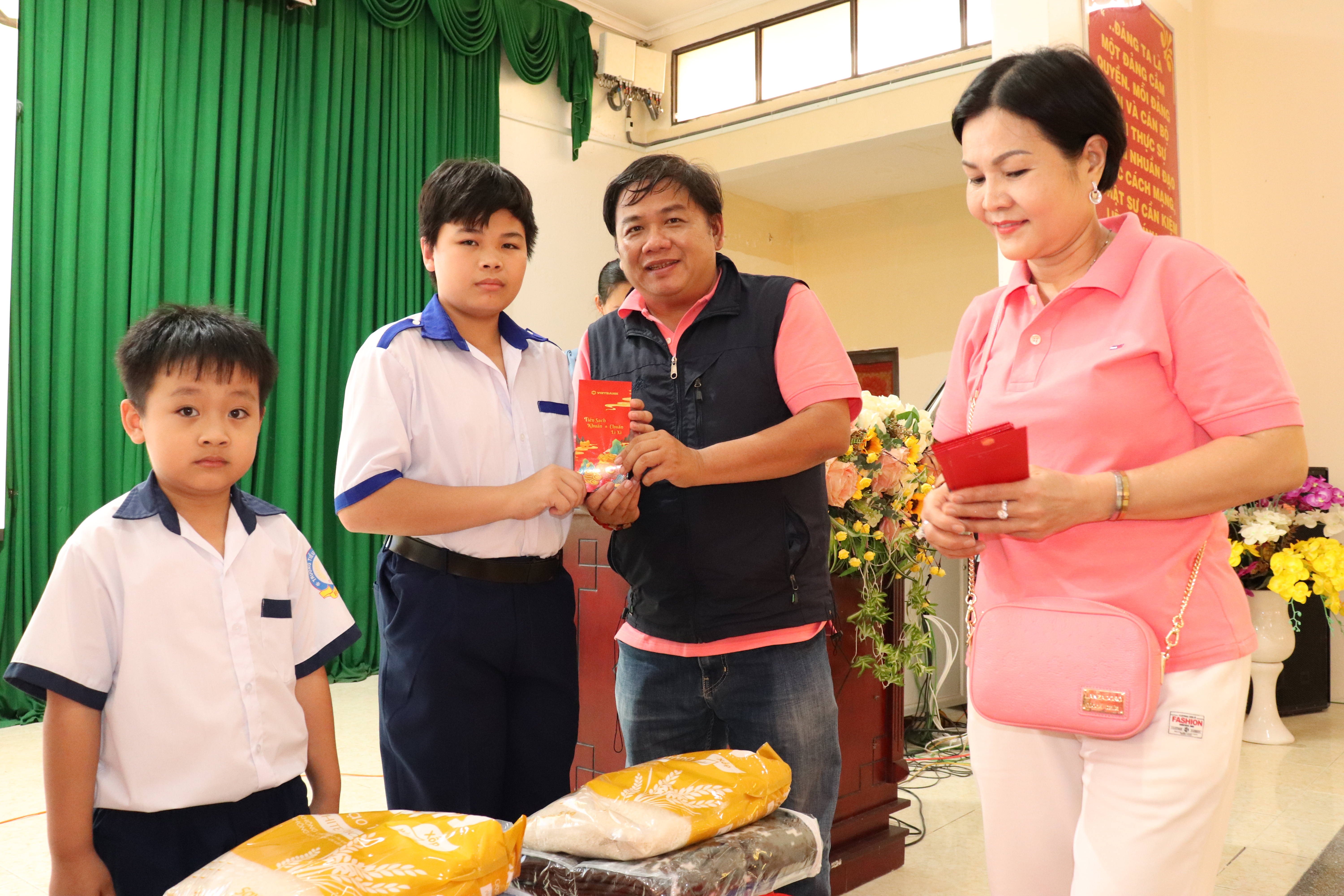 Tặng 30 phần quà cho trẻ mồ côi, cựu thanh niên xung phong nhiễm chất độc da cam. 