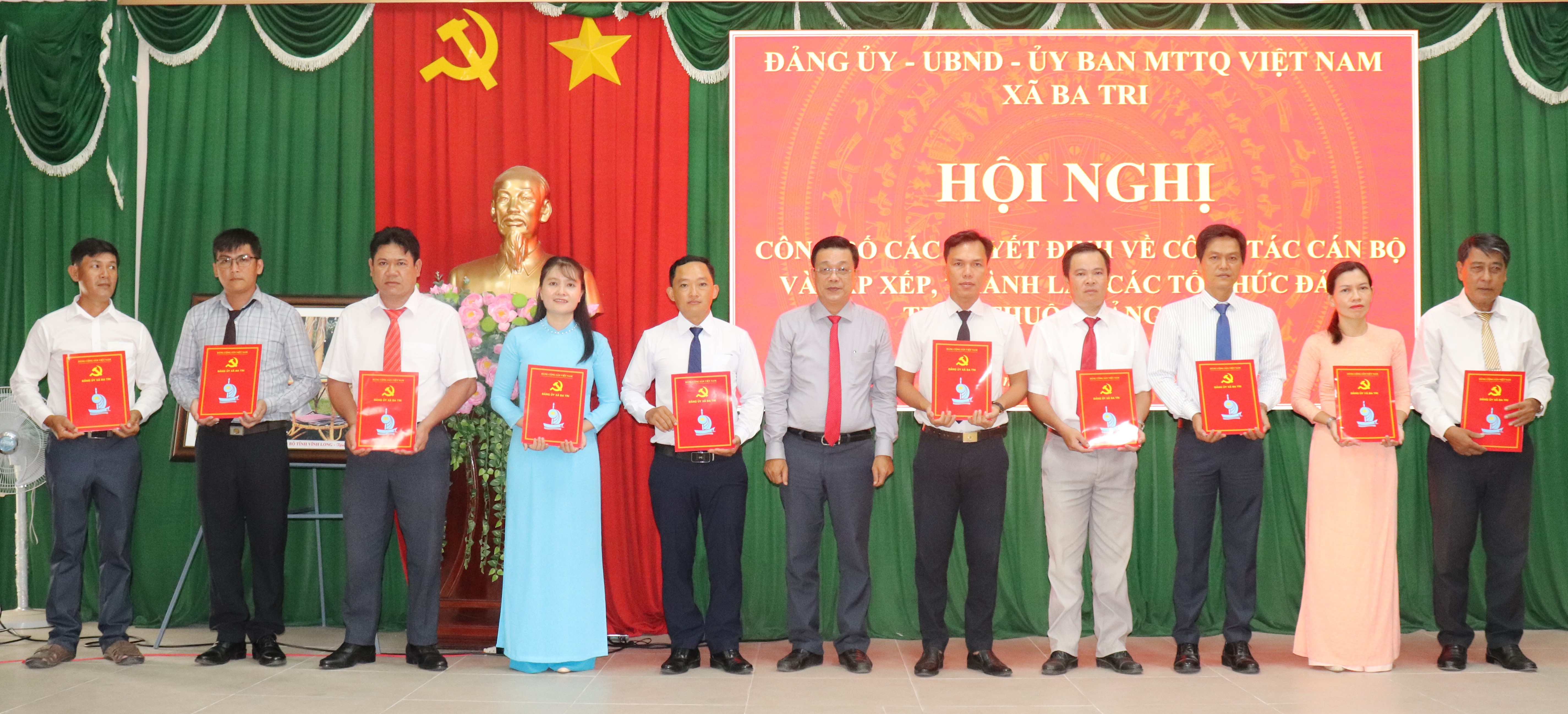 Ba Tri - Hội nghị công bố các quyết định về sắp xếp tổ chức bộ máy, thành lập tổ chức đảng và công bố các quyết định về công tác cán bộ
