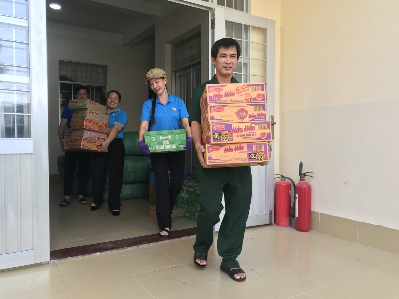 Mặt trận Tổ quốc Việt Nam xã Ba Tri vận động ủng hộ đồng bào vùng lũ trị giá 70 triệu đồng