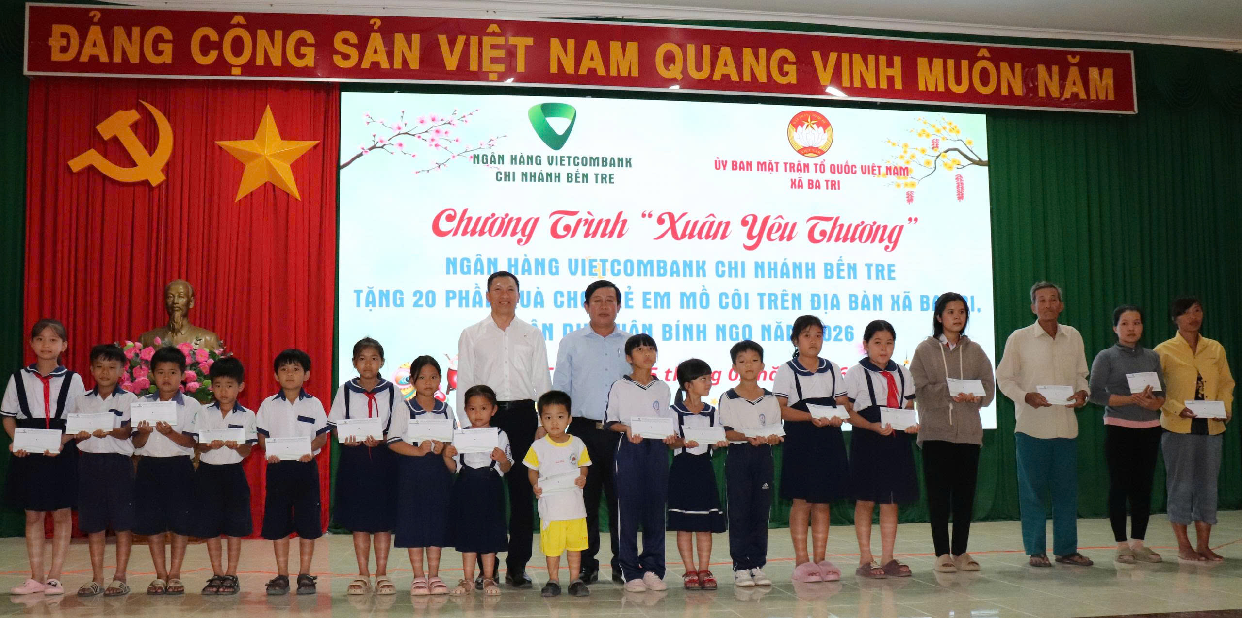 Ngân hàng Vietcombank Chi nhánh Bến Tre tặng quà Tết cho trẻ em mồ côi xã Ba Tri