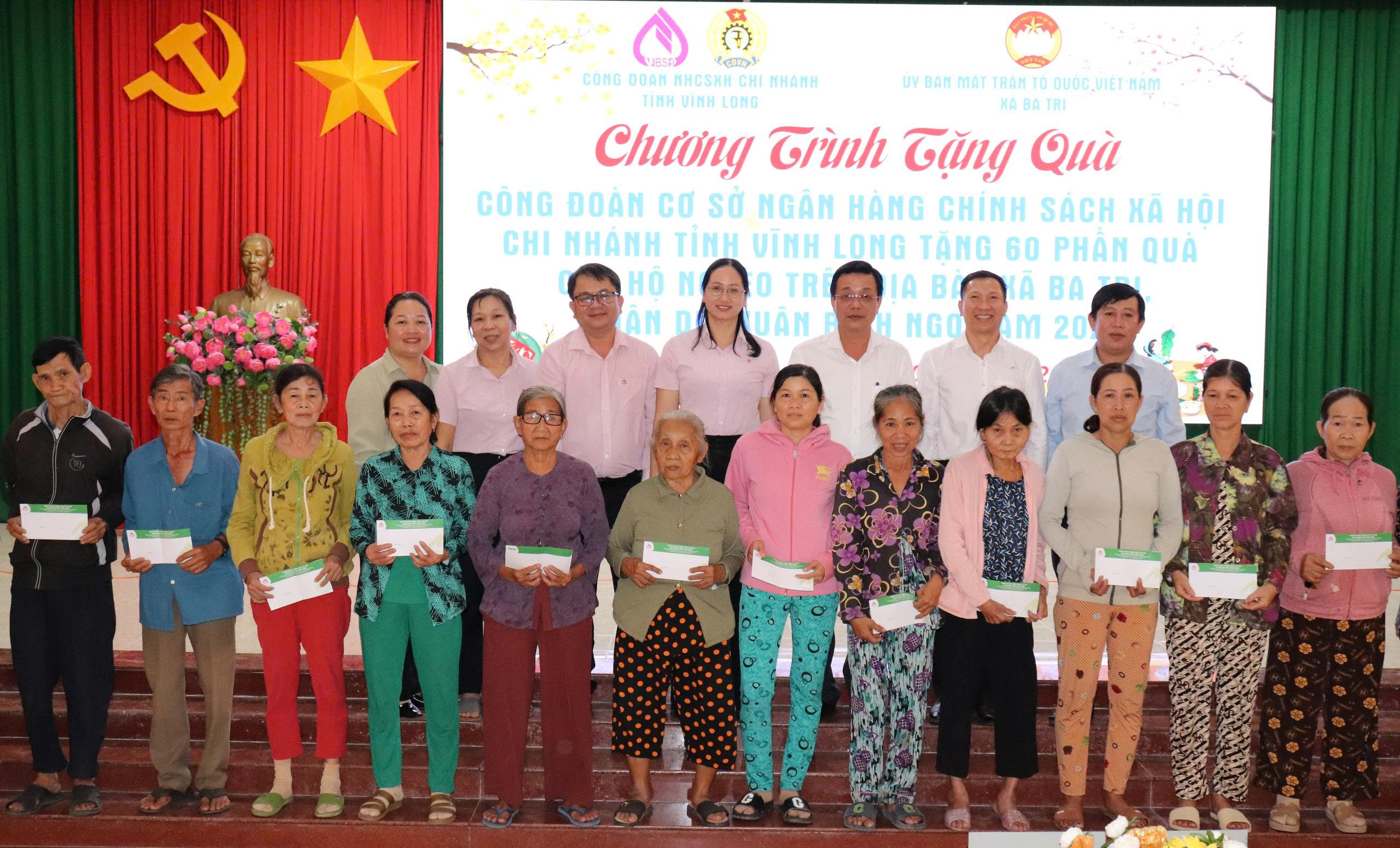 Ngân hàng Chính sách xã hội tặng quà Tết cho hộ nghèo xã Ba Tri