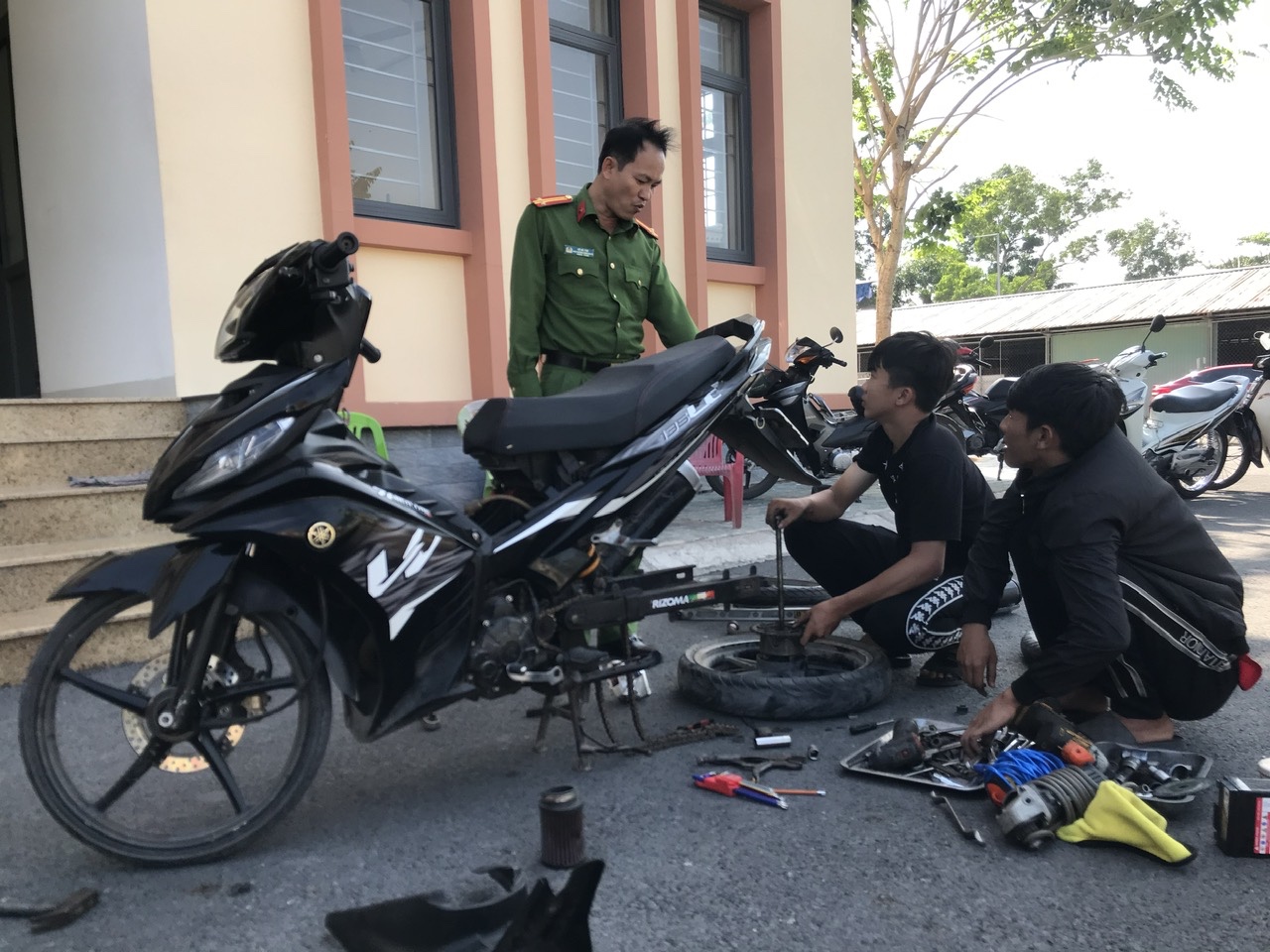 Công an xã Ba Tri xử lý nghiêm các trường hợp chế độ xe mô tô và xe điện